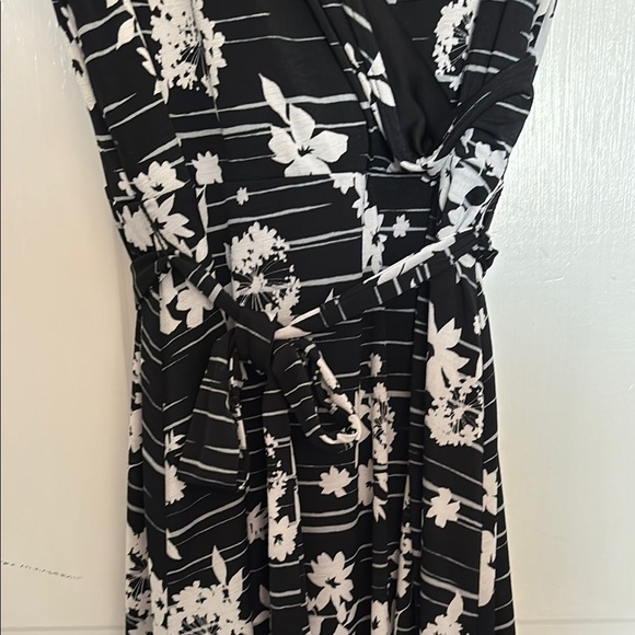 Floral Black and White Women's Dress - Picture 6 of 9